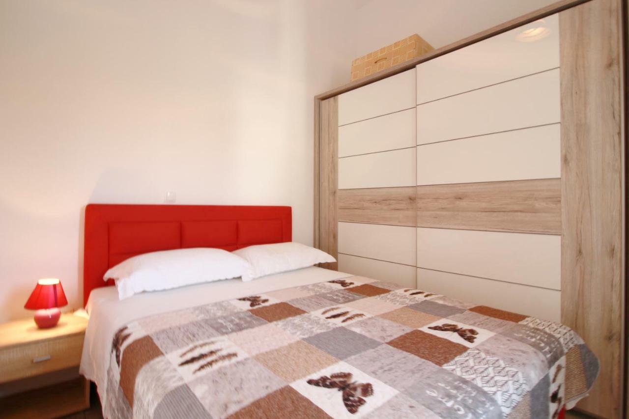 Apartment Sara With Seaview Petrcane Exterior photo